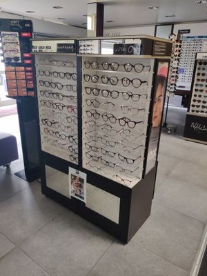 Six meubles de présentation de lunettes siglés AFFLELOU