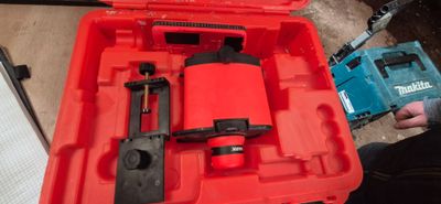 une boîte à outils rouge avec des outils sur le sol