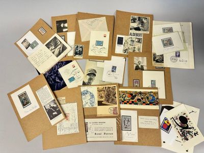 une pile de vieilles cartes postales et de timbres posée sur une table