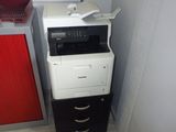 une imprimante posée sur une armoire dans une pièce