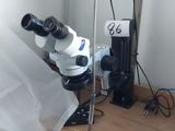 un microscope posé sur une table en bois