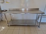 une table en acier inoxydable surmontée d'un bol