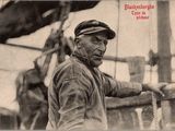 une photo en noir et blanc d'un homme tenant un poisson