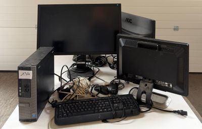 beaucoup de matériel informatique posé sur une table