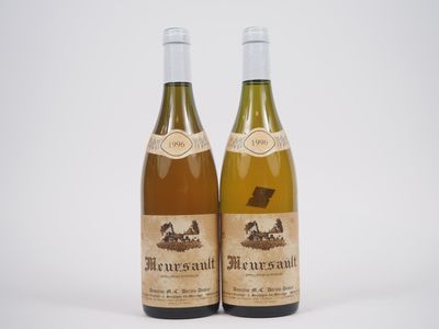 deux bouteilles de vin posées l'une à côté de l'autre sur une surface blanche