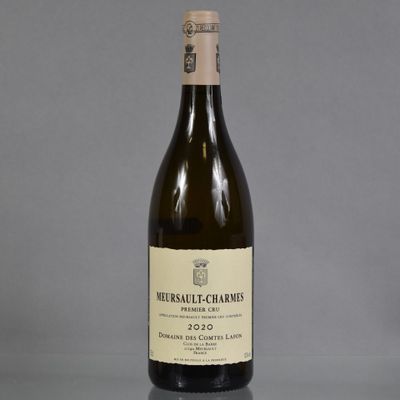 une bouteille de vin posée sur une table
