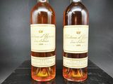 deux bouteilles de vin posées sur une table noire