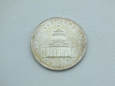 a close up of a coin with the capitol building in the background