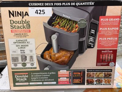 une boîte de nourriture posée sur une table