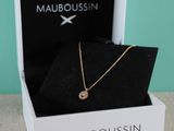 un gros plan d'une boîte contenant un collier