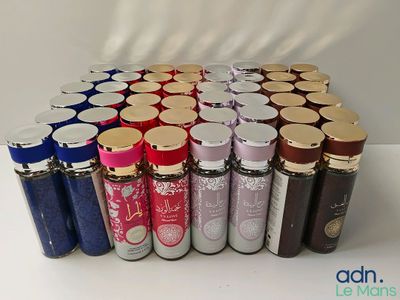 beaucoup de bouteilles de différentes couleurs posées sur une table