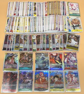 Une vaste collection de jeux de cartes est exposée sur une table