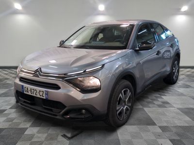 la voiture argentée est garée sur un sol en damier dans le garage