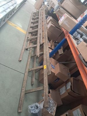 de nombreuses caisses empilées sur une étagère dans un entrepôt