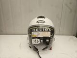 une photo d'un casque posé sur une table