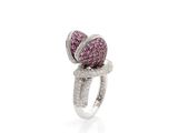 une image représentant une bague sertie d'un diamant rose et blanc sur fond blanc