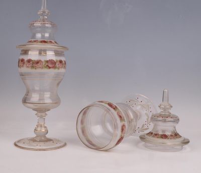 trois vases en verre et un bougeoir en verre sur une surface blanche