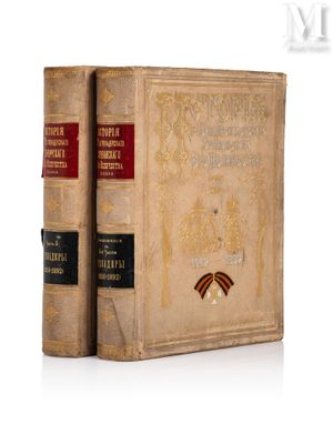 deux vieux livres sont posés l'un à côté de l'autre sur une surface blanche