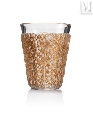 an image of a glass vase with a flower design on it