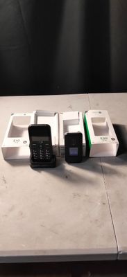 trois téléphones portables posés côte à côte sur une table
