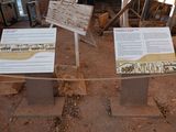 deux panneaux exposés devant un bâtiment