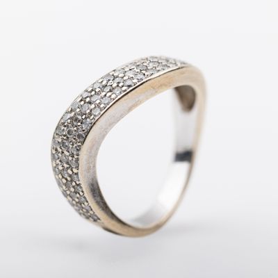 un gros plan d'une bague sertie de diamants