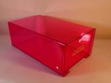 boîte de rangement en acrylique rouge avec un logo doré sur le couvercle