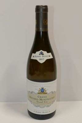 une bouteille de vin posée sur une table