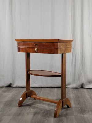 l'image d'une table en bois surmontée d'une étagère