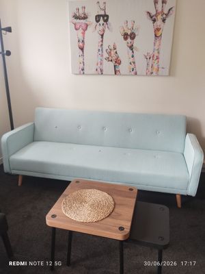 une photo d'un salon avec un canapé et une table basse
