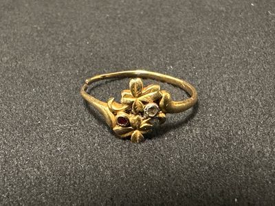 gros plan d'une bague en or sur une surface noire