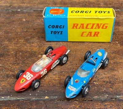 trois voitures jouets assises l'une à côté de l'autre sur une table