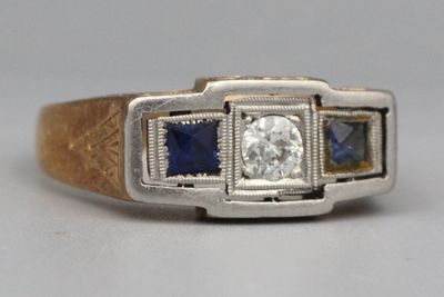Bague en or (14k) et platine ornée d’un diamant épaulé de de…