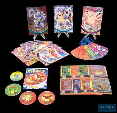 beaucoup de cartes Pokémon posées sur une table noire