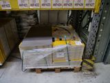 une grande pile de boîtes sur une palette dans un entrepôt