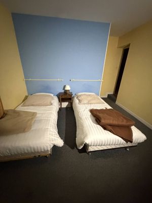 CHAMBRE 10 composée de: -un lit deux personnes matelas sommi…