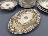 plusieurs assiettes et bols posés sur une table