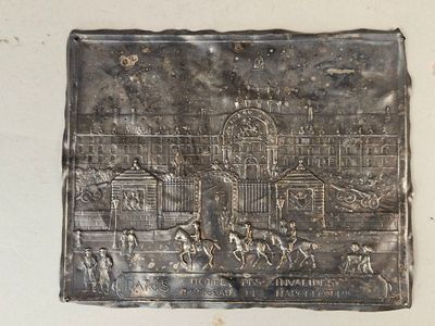 Plaque en métal repoussé représentant les invalides et le to…