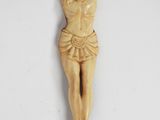 une image représentant une statue en bois d'une femme sur une croix