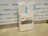 une machine posée au sol devant un mur