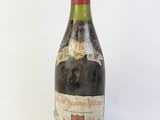 une bouteille de vin rouge posée sur une surface blanche, avec un fond blanc