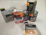 de nombreux types de peinture et d'autres articles sur la table