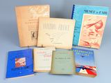 plusieurs livres sont empilés sur une table