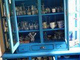 un vaisselier bleu sur lequel sont disposées de nombreuses assiettes