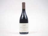 la bouteille de vin est posée sur une surface blanche