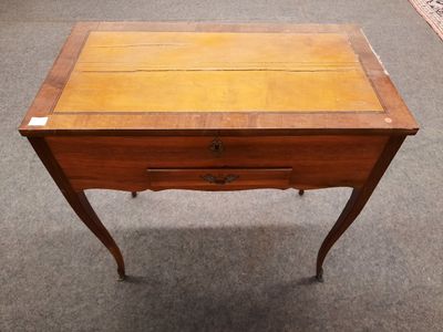 Coiffeuse à abattant foncé d'un miroir au centre, intérieur …