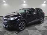 un 4x4 noir garé dans un garage au sol en damier