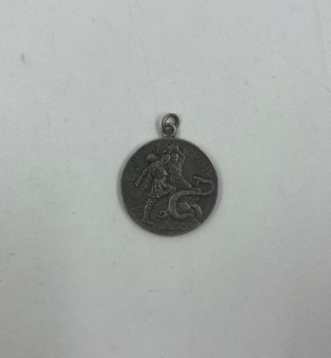 gros plan d'une pièce de monnaie sur une surface blanche