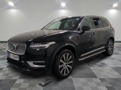 Le SUV Volvo est garé dans une salle blanche au sol carrelé.