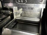 un four en métal sur lequel figure un numéro, dans une cuisine